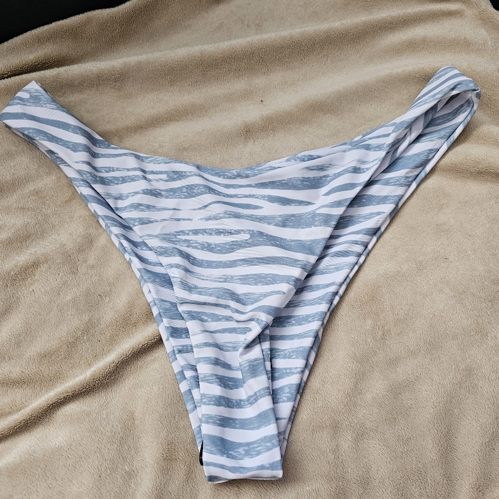 New Shein Bikini Bottoms in White With a Blue Gray Animal Print. Size L. New